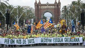 La capçalera de la manifestació en favor de l’escola catalana arriba a l’Arc de Triomf.