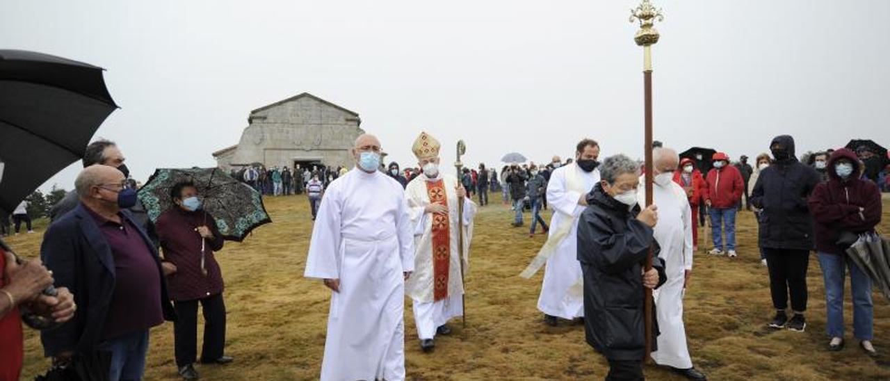 El obispo de Lugo presidió la misa solemne en Nosa Señora do Faro.   | // BERNABÉ/JAVIER LALÍN