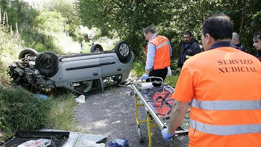 El vehículo siniestrado en la A-52, en el camino rural donde lo encontró un vecino. / jesús regal