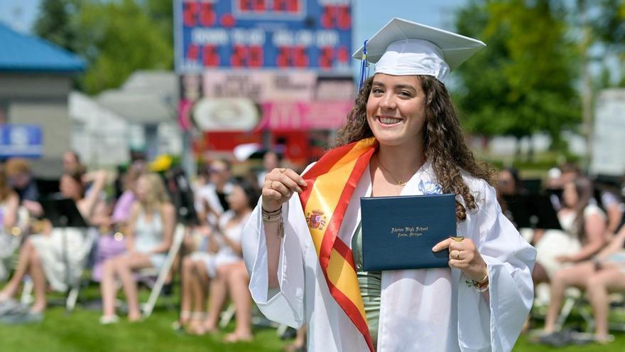 De las aulas de Santiago a la graduación en Michigan: la his