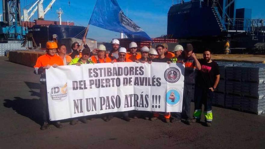 Los estibadores del puerto de Avilés, durante uno de los paros convocados la semana pasada.