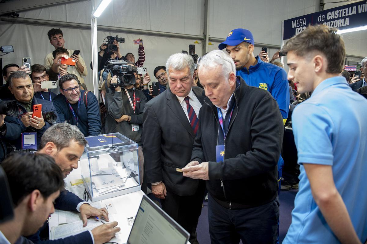 Joan Laporta, acompaña a los jugadores Araujo y Gavi a ejercer su derecho al voto mientras Alejandro Echevarría soluciona el trámite de los dni tras el partido de liga entre el FC Barcelona y el Sevilla en el Camp Nou.