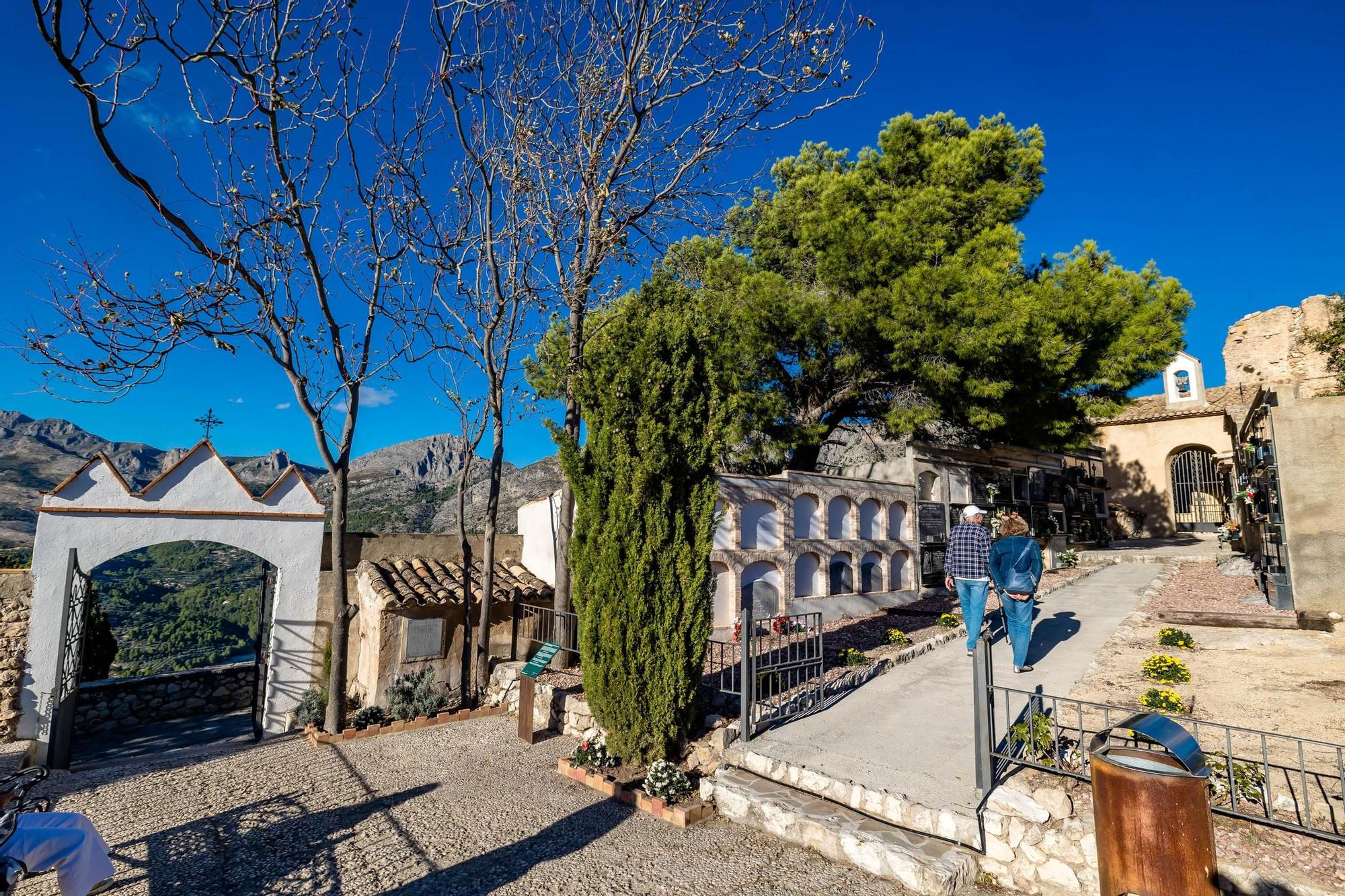 Cementerios como el antiguo de Polop, ya sin uso, el de Guadalest o el de Sella atraen a los visitantes por sus singularidades y el enclave en el que se ubican