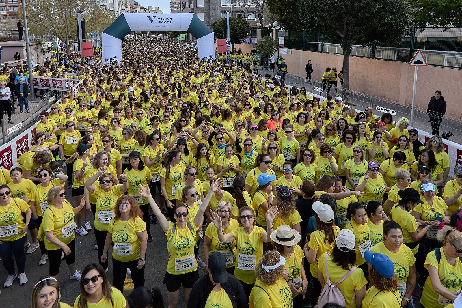 Miles de mujeres en la XV Cursa de la Dona Vicky Foods de Gandia