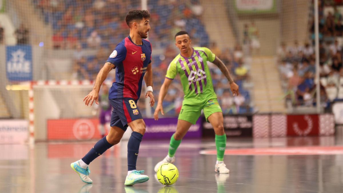 Adolfo, ante la atenta mirada de Neguinho