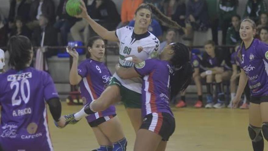 Las jugadoras del Mavi Gijón frenan un ataque del Elche Mustang.