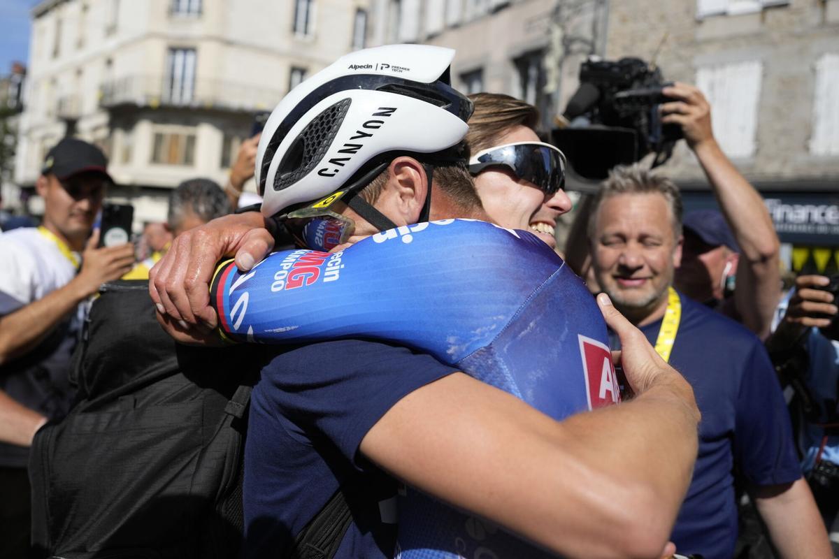 La reacción de Mathieu van der Poel tras consagrarse ganador en la novena etapa del Tour de Francia.