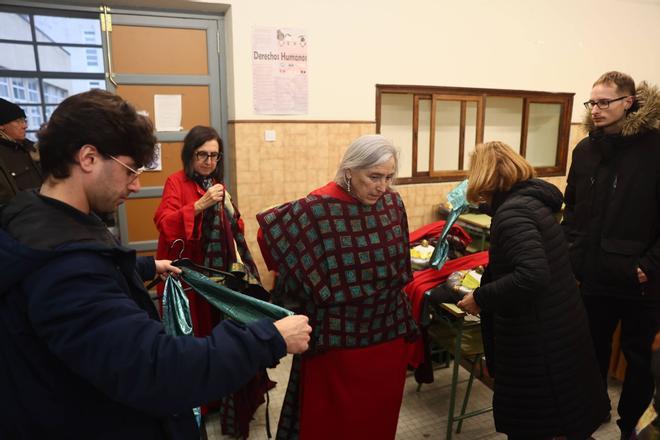 El séquito de Persia prueba los trajes.