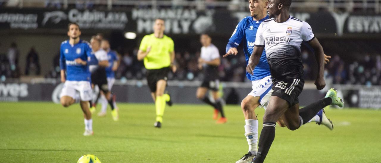 Sergio González, persiguiendo a Mo Dauda en una jugada del partido de ayer en Cartagonova.