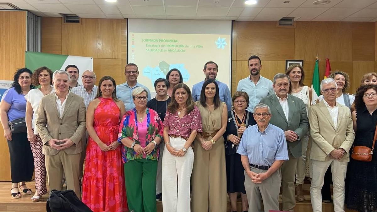 Foto de familia previa al inicio de la jornada provincial de la 'Estrategia de Promoción de una Vida Saludable en Andalucía', en la Delegación Territorial de Salud de Córdoba.
