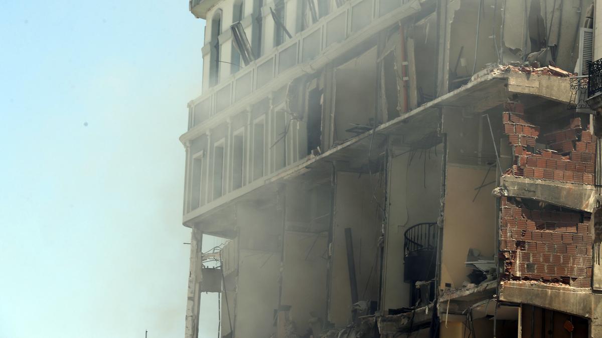 Una potente explosión destruye el Hotel Saratoga de La Habana.
