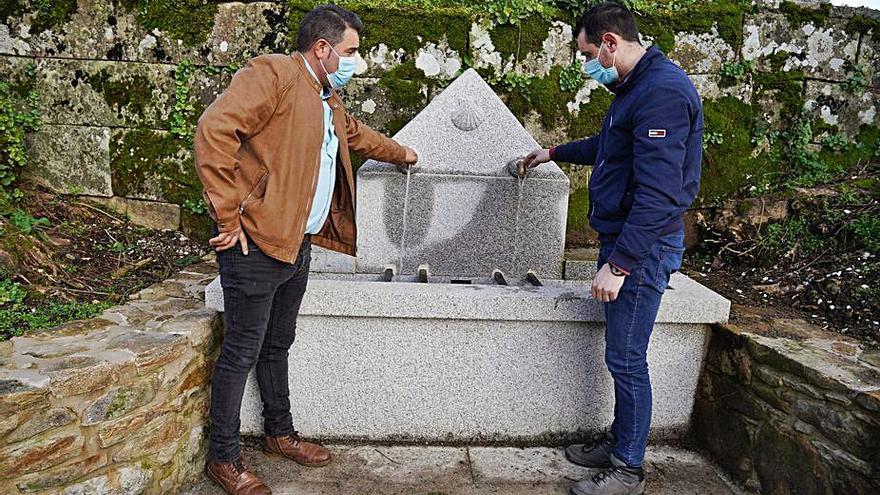 El pedáneo, Antonio Pereiro, y Cuñarro delante de la fuente.