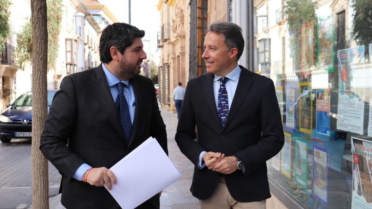 Fernando López Miras y Fulgencio Gil Jódar, charlan, por la calle Lope Gisbert.