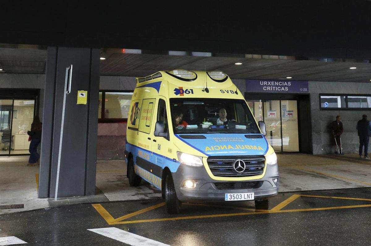 Una ambualancia del 061 sale del hospital de Santiago de Compostela.