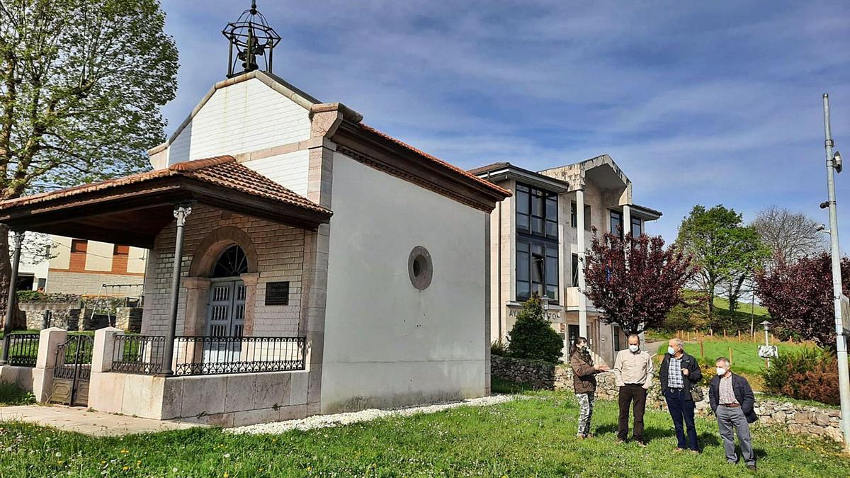 Recepción a “Vestigia” por parte del Alcalde de Ribera . | foto cedida a Lne