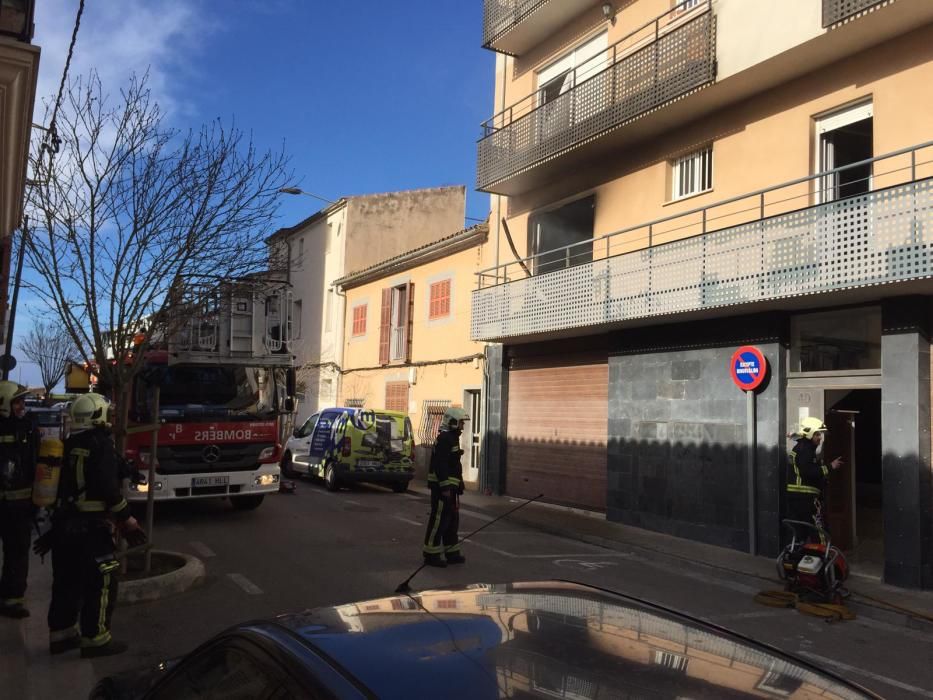 Rescatan a una decena de vecinos de la azotea de una finca tras un incendio en Manacor