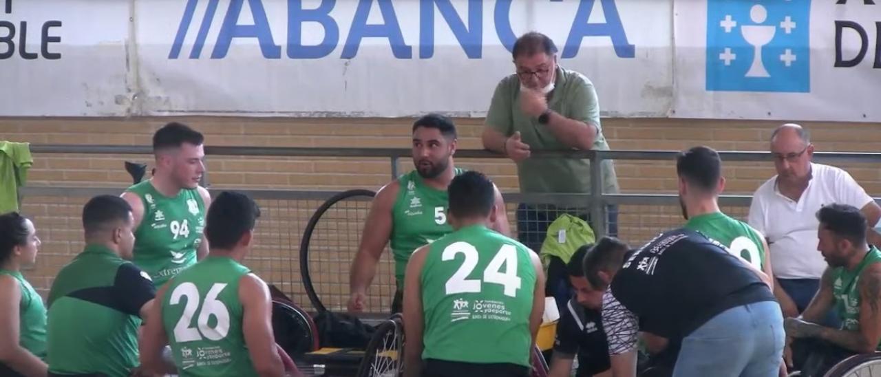 Jugadores del Mideba reciben instrucciones en un tiempo muerto.