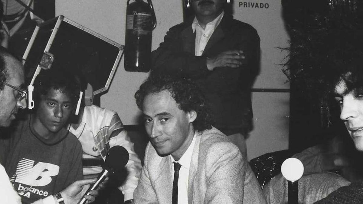 Seguridad Social con el entonces conseller Ciprià Císcar tras ganar la final regional del Festival de Benidorm de 1985.