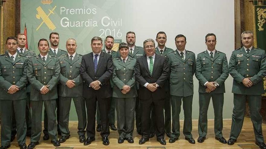 Manuel Pequeño (d) y Arturo Cortizo (2º iz, en segunda fila). // FdV