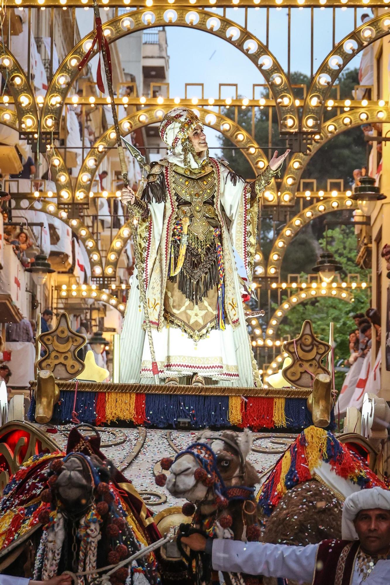 La mujer hace historia en la Entrada Mora de Alcoy
