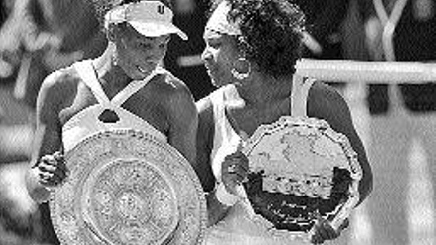 Venus Williams (izquierda) charla con su hermana Serena. / Toby Melville