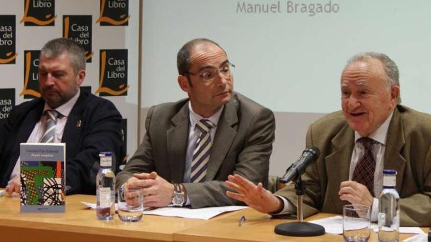 De esquerda a dereita, Manuel Bragado (Xerais), Gregorio Ferreiro e Xesús Alonso Montero.  // Rodrigo Otero