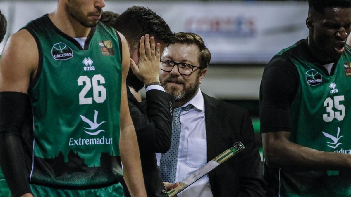 Roberto Blanco mira a su ayudante, Iago Castro, durante el partido ante el Estudiantes.