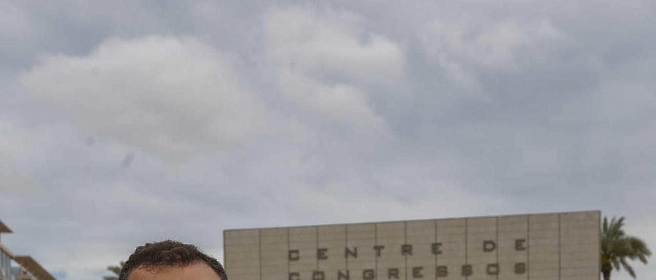 El socialista Carlos González, en el Centro de Congresos tras lograr el triunfo en las elecciones.