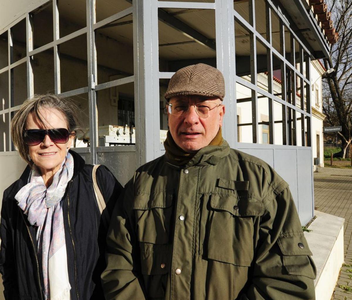 María Jesús Martínez y José Ignacio Regueras, ayer, en la estación de ferrocarril de Benavente. | J. A. G.