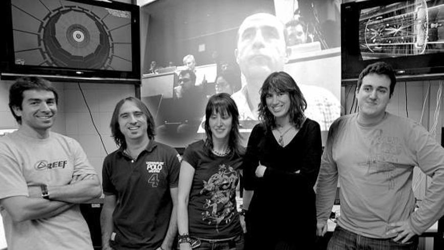 Por la izquierda, Javier Fernández, Isidro G. Caballero, Patricia Lobelle, Lara Lloret y Santiago Folgueras, a las dos de la tarde, en la Facultad de Geología de Oviedo; en la pantalla, Javier Cuevas, transmitiendo por su iPhone desde Ginebra.