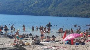 La cendra dels incendis de Zamora causa la mort d’algues i amenaça l’ecosistema del llac de Sanabria