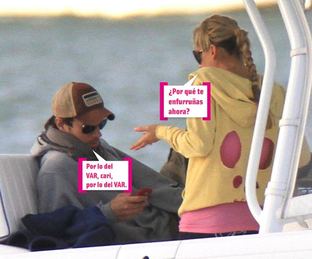 Enrique Iglesias y Anna Kournikova discuten en un barco