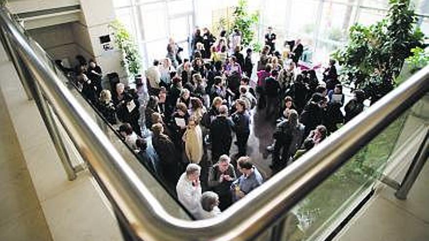 Asistentes a la jornada divulgativa, ayer, en el Hospital San Agustín.