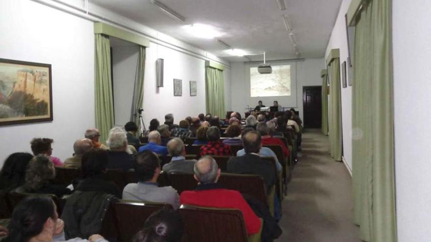 Asistentes a la conferencia de la arqueóloga Hortensia Larrén.