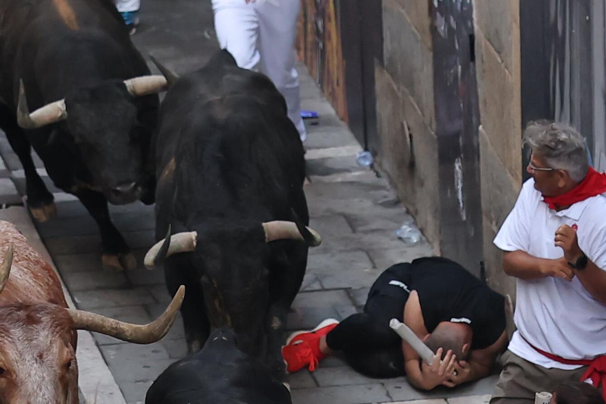 Los Cebada Gago recorren unidos un rápido segundo encierro de los Sanfermines 2026.