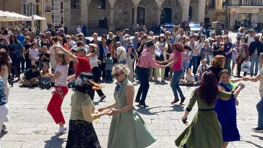 La plaza mayor de Zamora se convierte en un escenario repleto de bailes para celebrar el día mundial de la danza