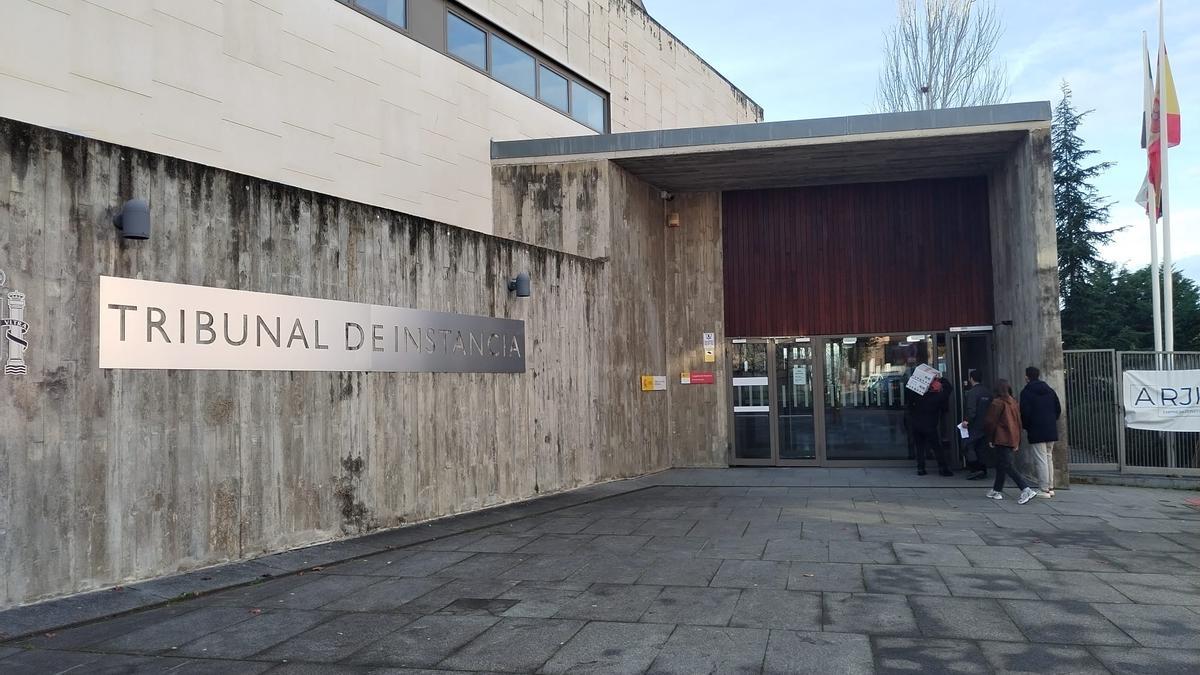 Un juzgado de Plasencia prohíbe a un padre acercarse a un hijo menor, intoxicado con cannabis.