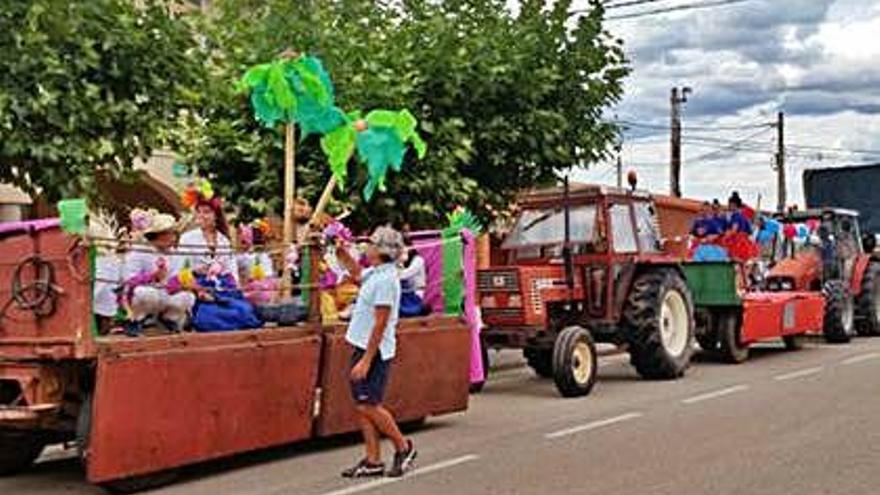 Algunas de las carrozas que participaron en el desfile de Santibáñez de Tera.