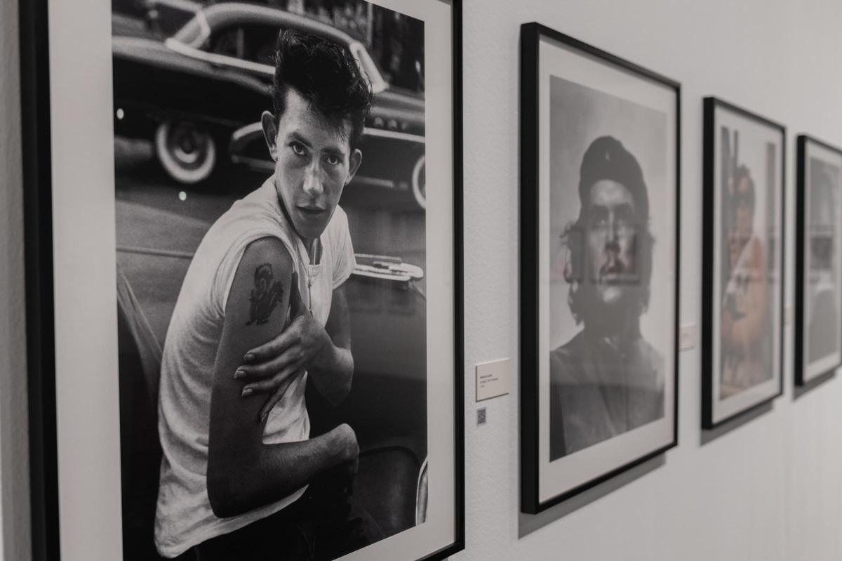 Fotos de Davidson, Korda y Meyerowitz que se pueden ver en la exposición 'Leica. Un siglo de fotografía' que arranca este miércoles en el Fernando Fernán Gómez Centro Cultural de la Villa.