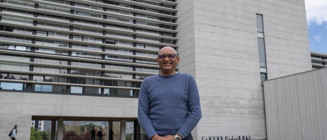 Nelson Pérez, ante el edificio del Campus Auga. // BRAIS LORENZO