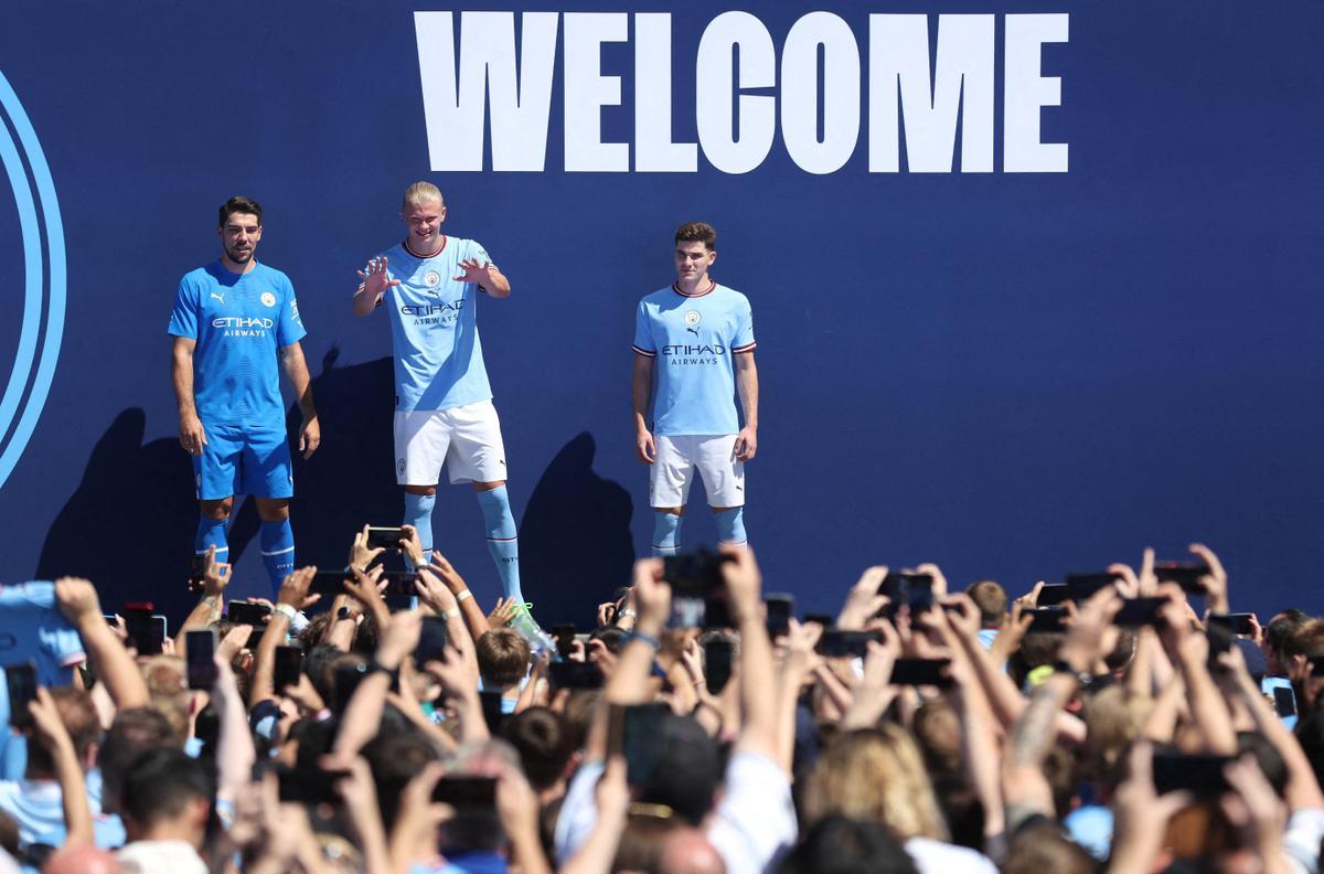 Haaland, Ortega y Julián saludan a los aficionados del City en el Etihad.