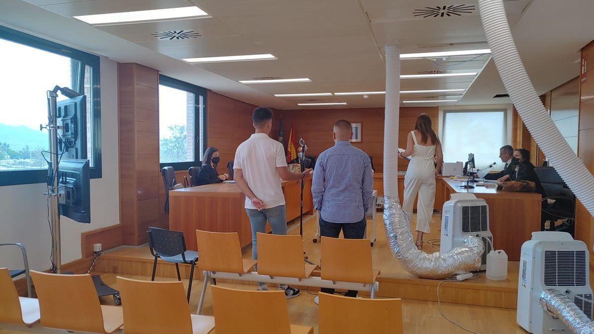 Imagen de los dos acusados, frente al tribunal de la Sección Segunda de la Audiencia ayer.