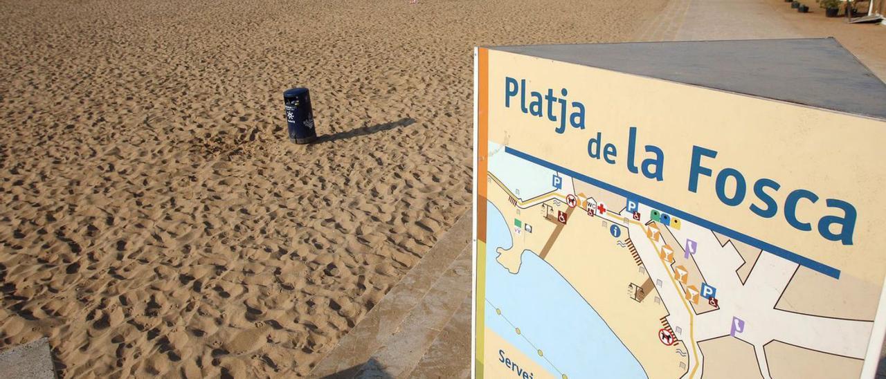 Un cartell senyalitza l’entrada a la platja de la Fosca, dins el terme municipal de Palamós. | DDG