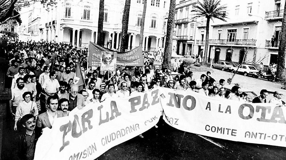 Una de las manifestaciones por la paz en Gran Canaria, en 1987.