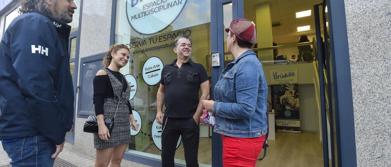 Fachada del  Espacio Multidisciplinar La Brújula, durante la presentación, con Javier Viera en el centro