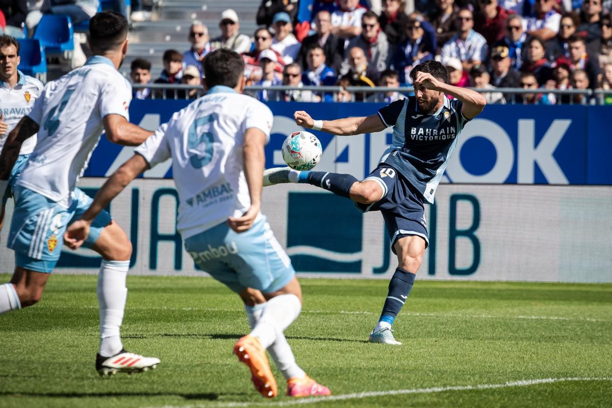 Jacobo González ensaya una volea en el Real Zaragoza-Córdoba CF