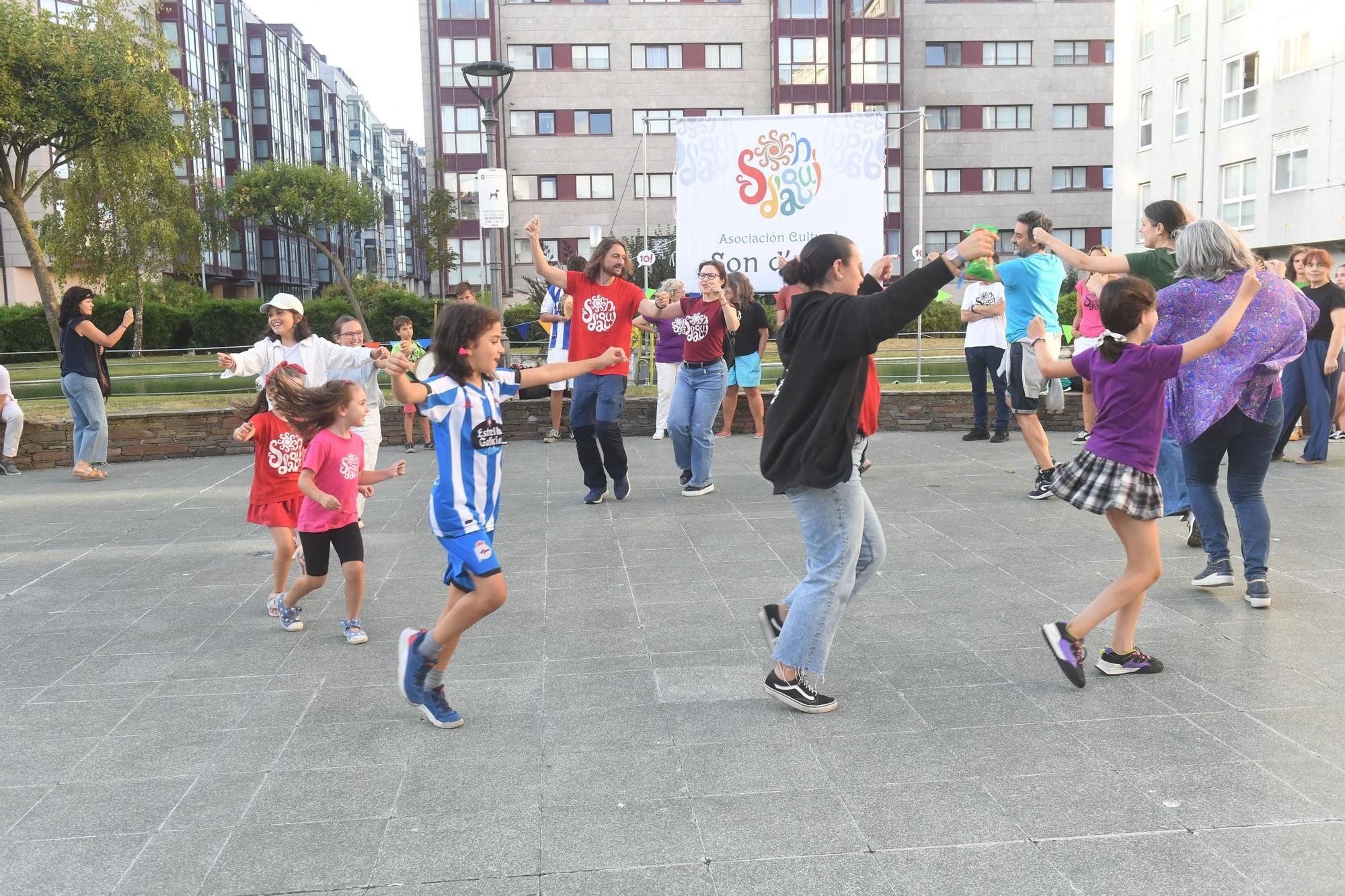 La Asociación cultural Son d’aquí celebró su décimo aniversario en la plaza de los Abuelos de Monte Alto