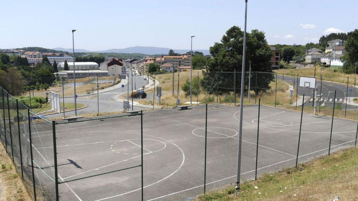 Pistas de baloncesto de la Rolda Leste de Lalín.
