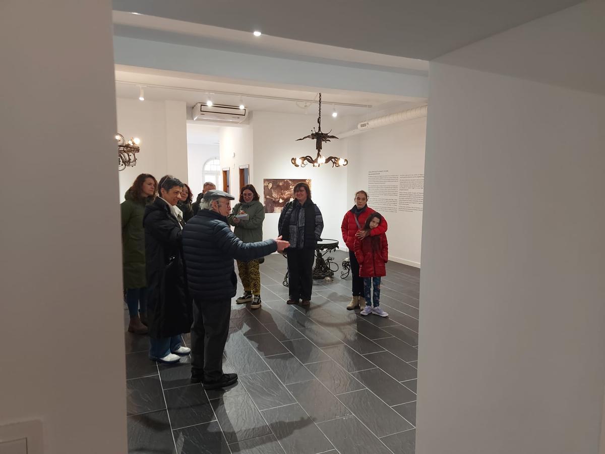 En imágenes: La primera visita guiada al "Universo Herminio", un éxito en La Caridad