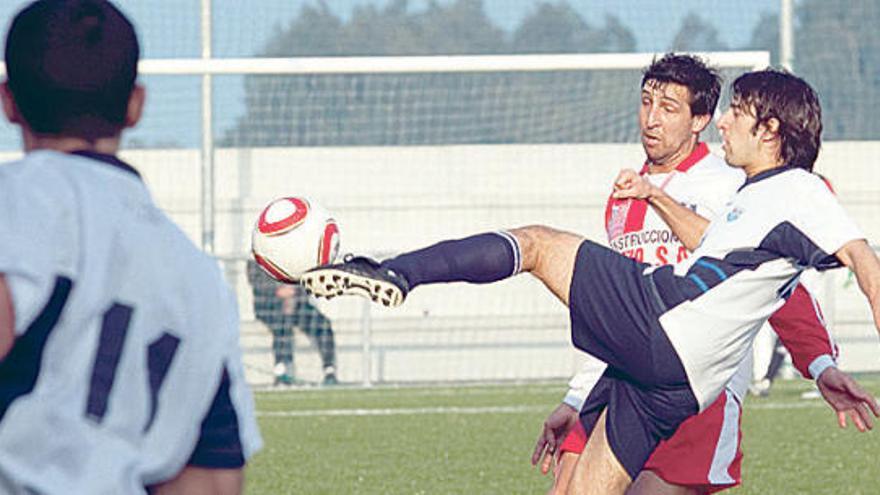 Una acción del partido entre el Cudillero y el Tuilla.